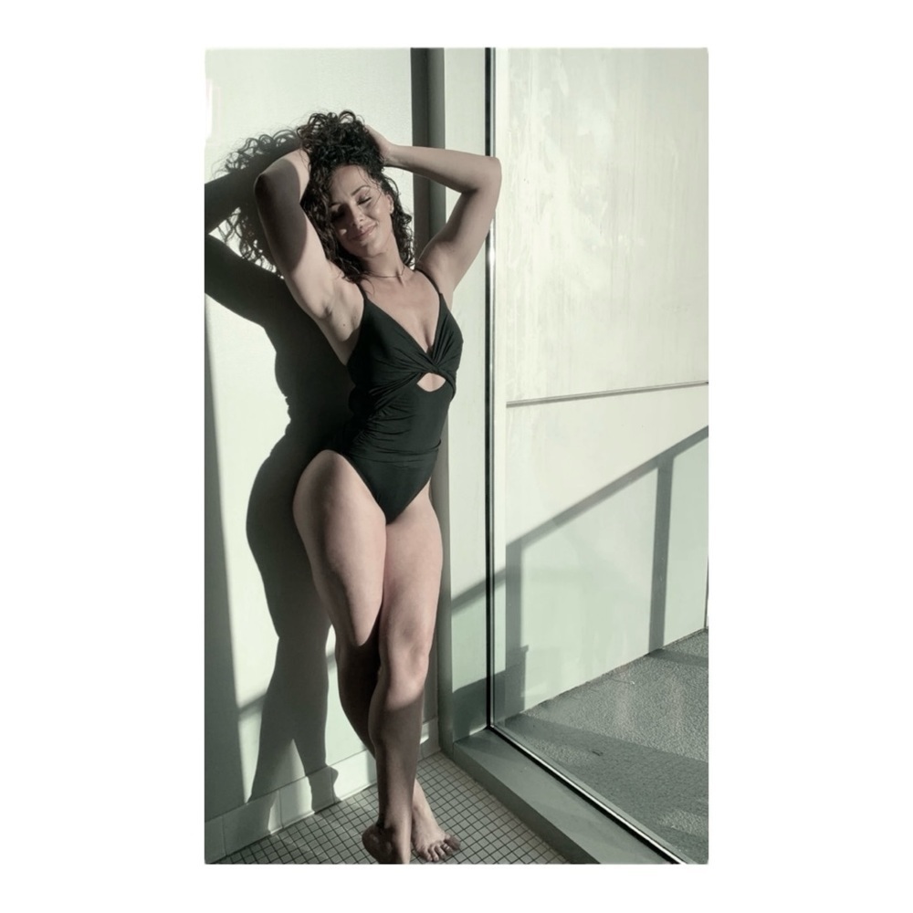 La Blanca Island Goddess Twist Keyhole One Piece - Black NWT